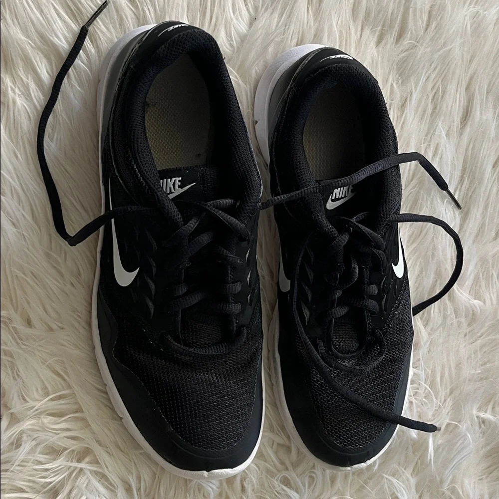 Nike Women’s Black and White Sneakers